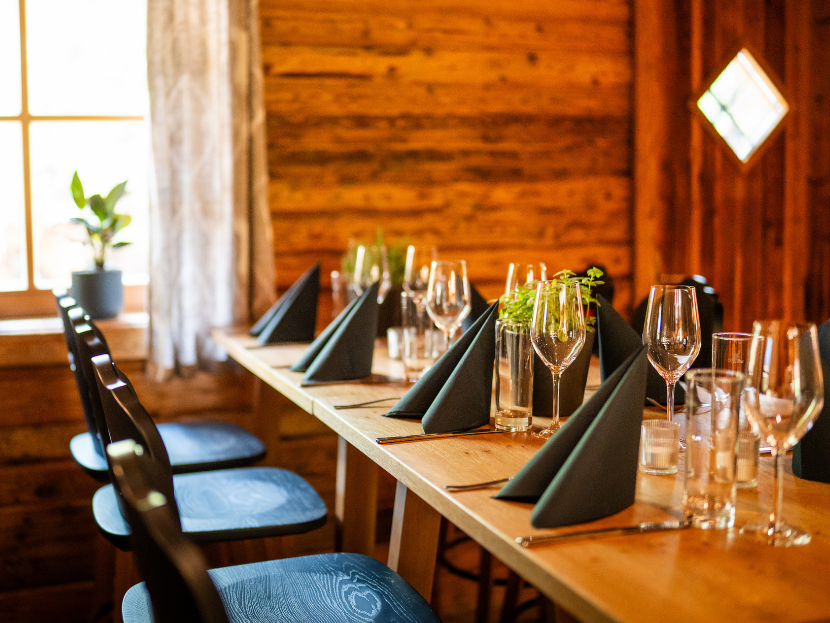 Ein gedeckter Tisch in der Fater Alm, welche edel eingerichtet ist und die Tische schön eingedeckt sind.
