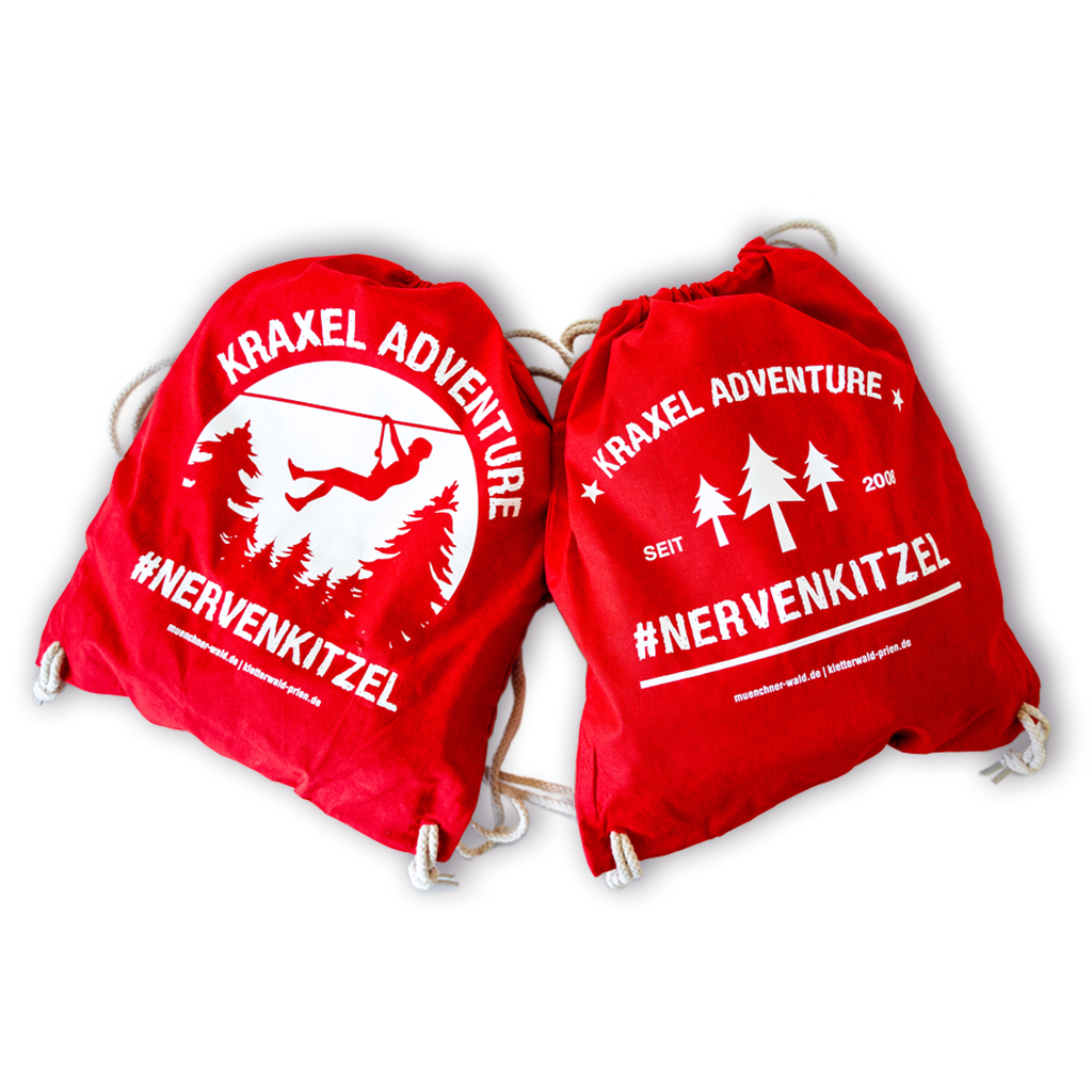 Zwei rote Turnbeutel mit Münchner Wald Logo